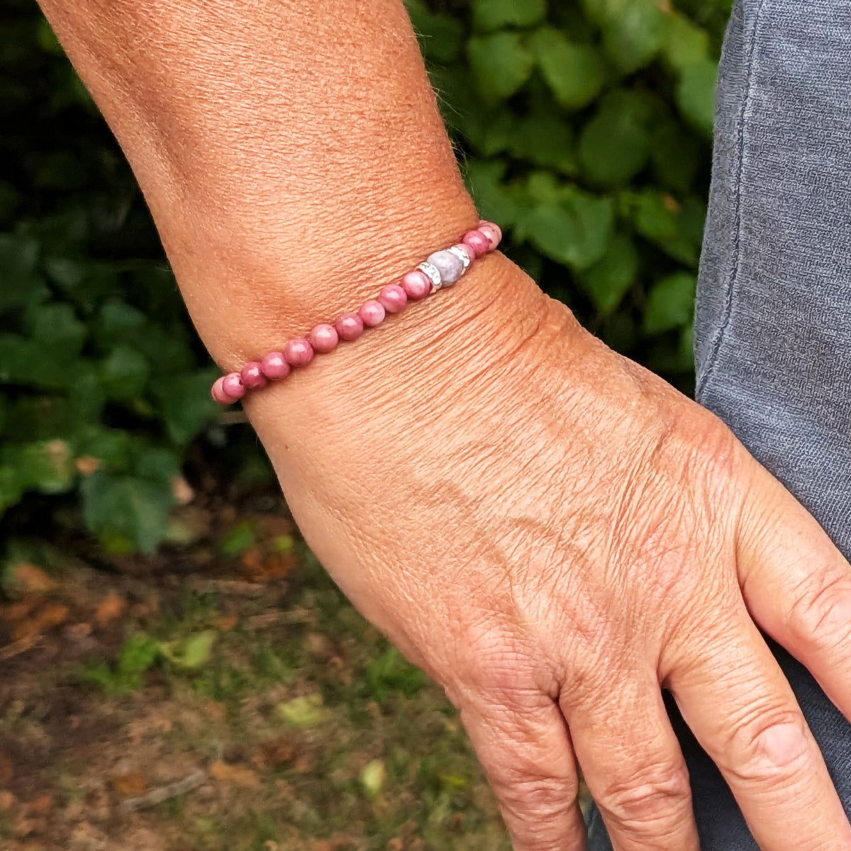Armband i Pink Rhodonite och Tourmaline med Detaljer av Metall