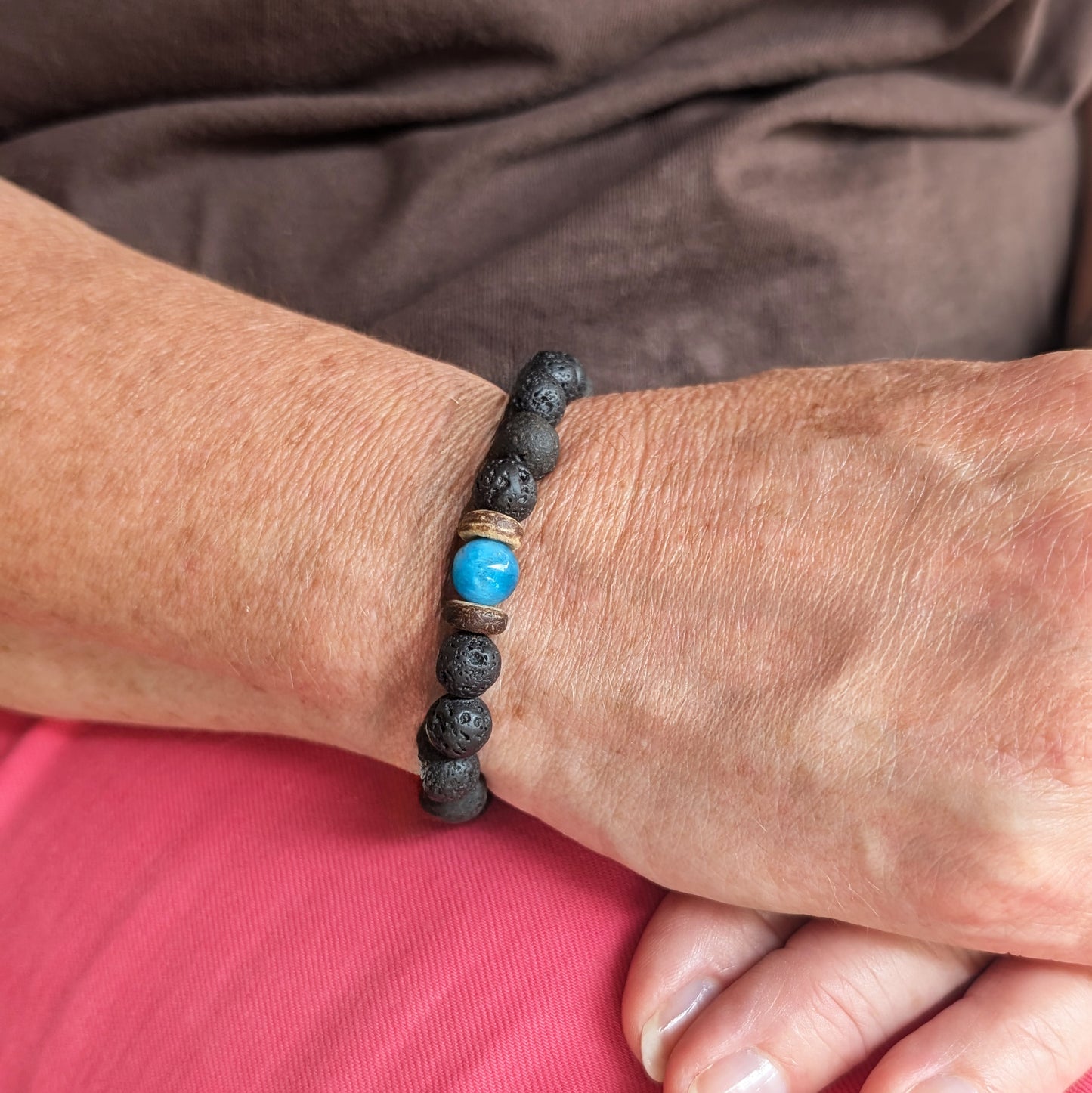 Armband i Lava och Larimar-Apatite