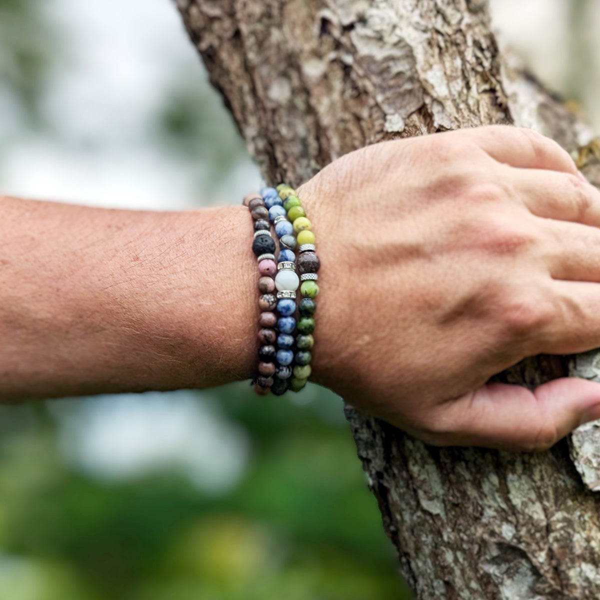 Armband i Grön Opal och Brun Snöflinga med Detaljer av Metall