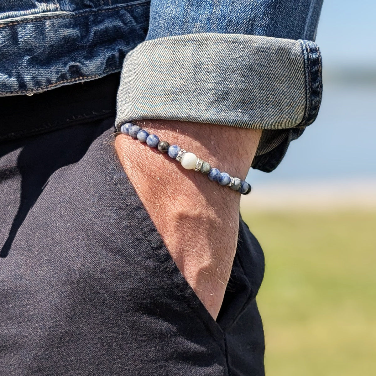 Armband i Blue Vein Sodalite och Opal med Detaljer av Metall