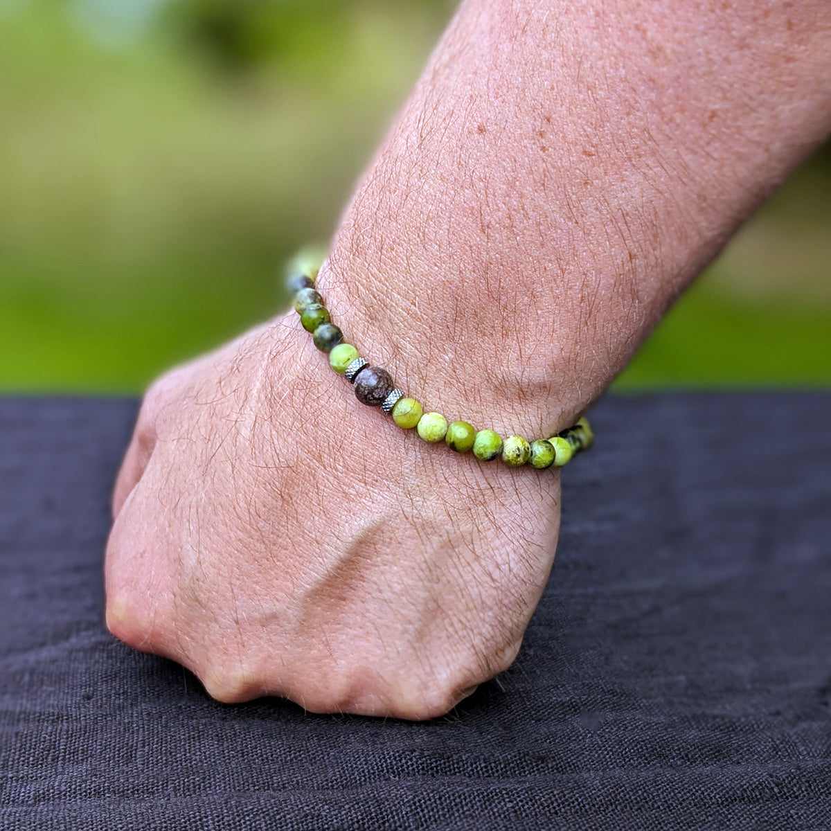 Armband i Grön Opal och Brun Snöflinga med Detaljer av Metall