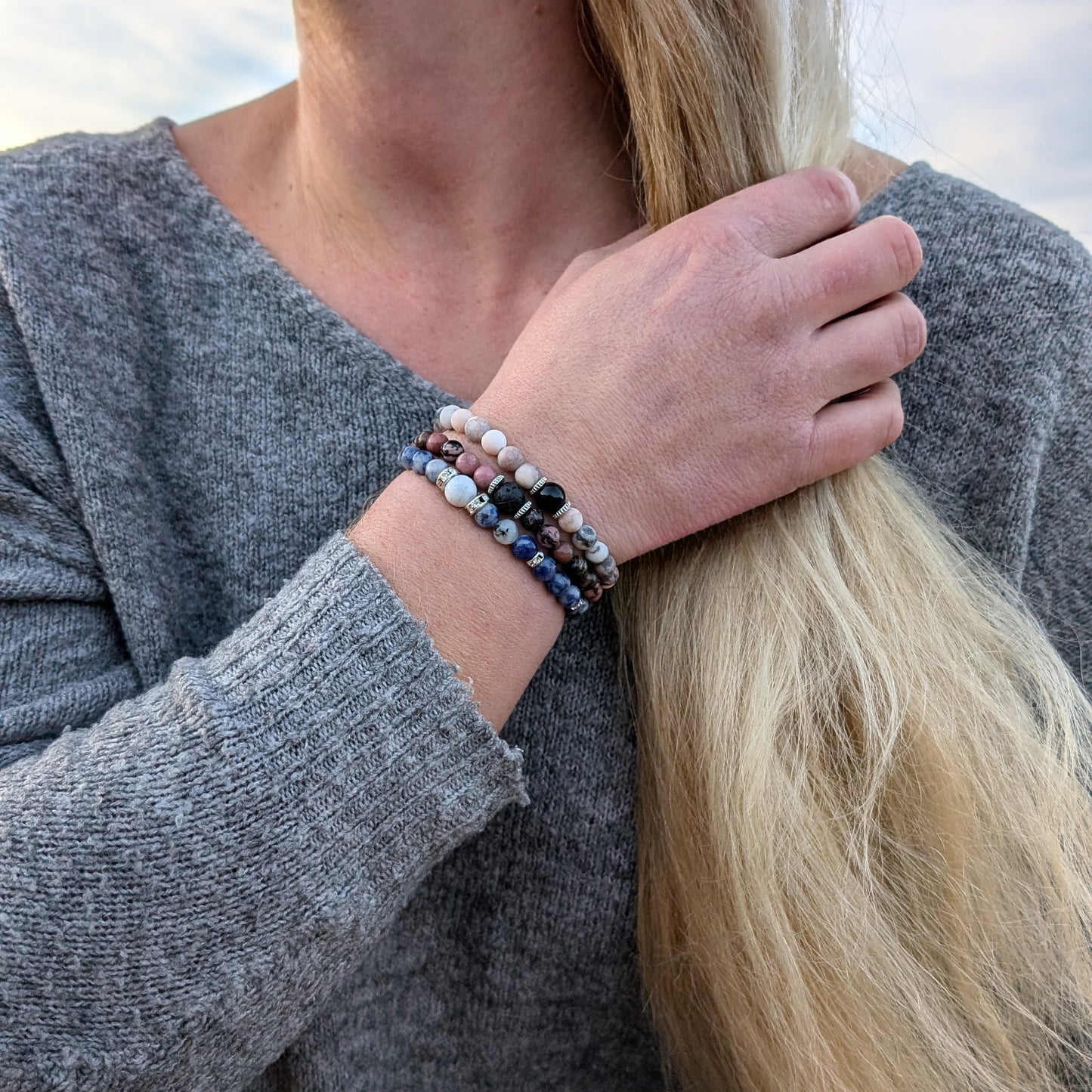 Armband i Black Line Rhodonite och Lava med Detaljer av Metall