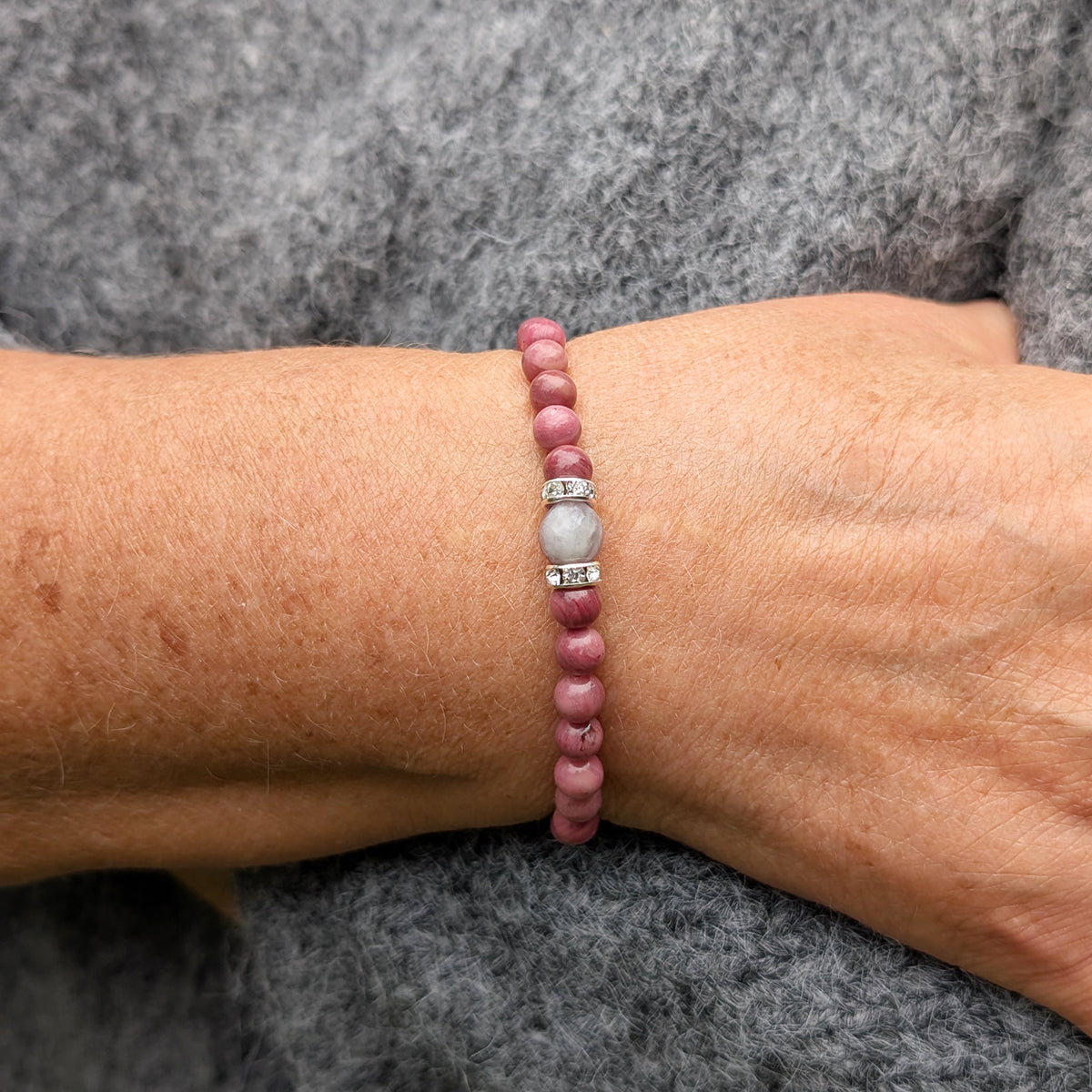 Armband i Pink Rhodonite och Tourmaline med Detaljer av Metall