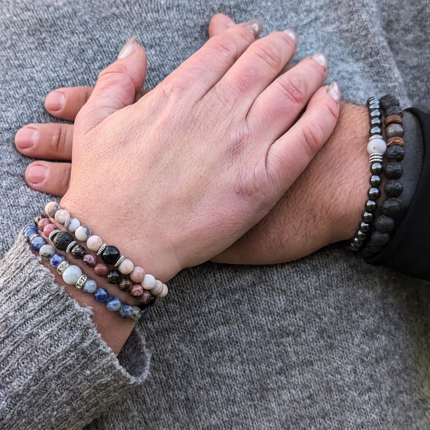Armband i Black Line Rhodonite och Lava med Detaljer av Metall