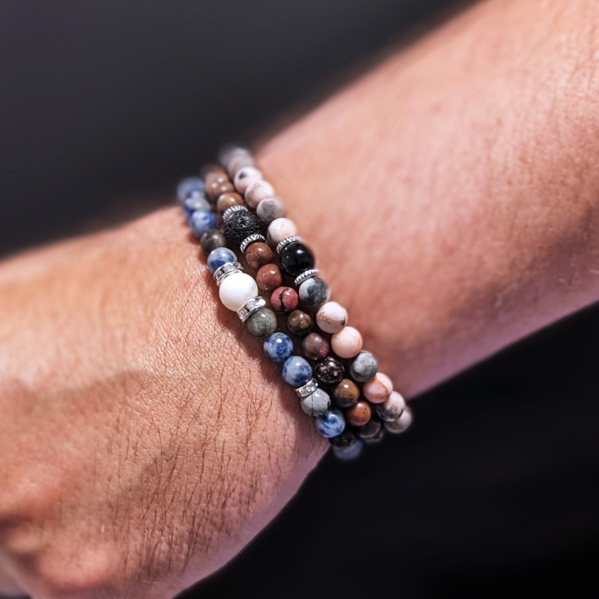 Armband i Zebra Jasper och Obsidian med Detaljer av Metall